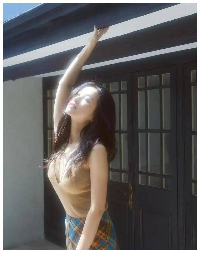 39岁性感女神朱珠秀比基尼美照网友纷纷点赞绽放优雅与典雅