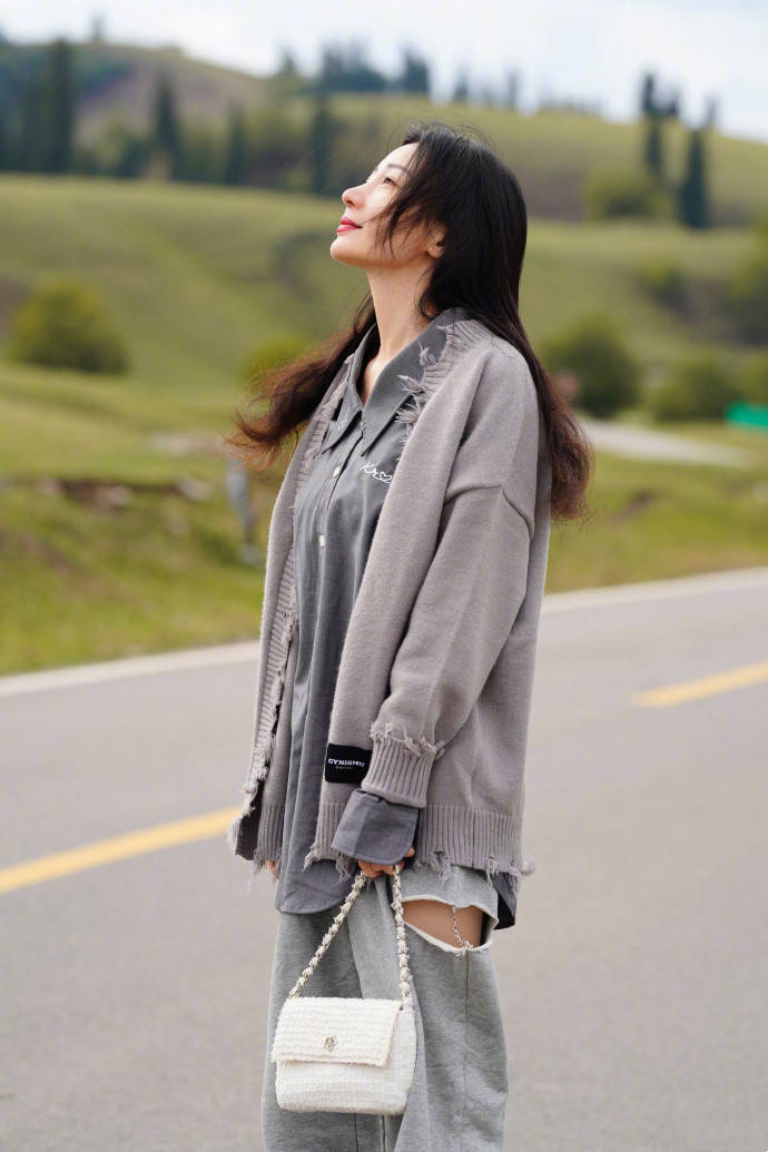 的穿搭既显身材又浪漫,不如柳岩慵懒风穿搭有品味_时尚_新造型_个性