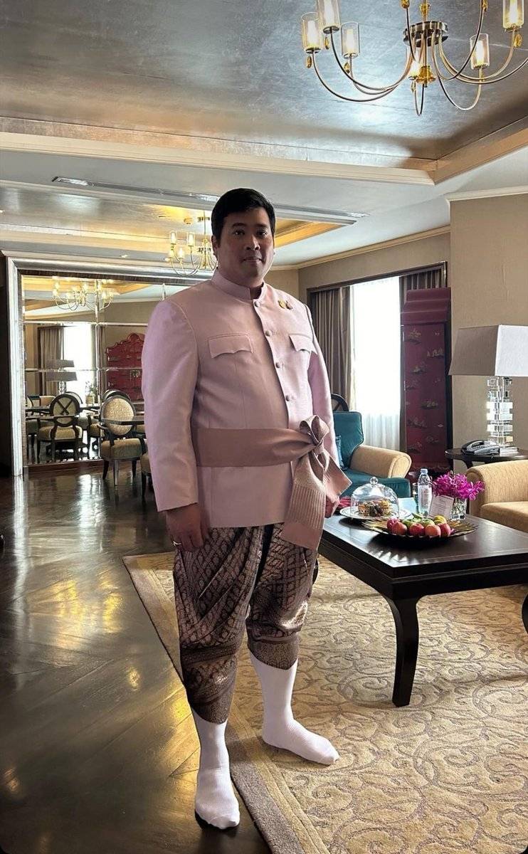 aesorn vivacharawongse)穿着国外传统服饰的照片出现在社交媒体上