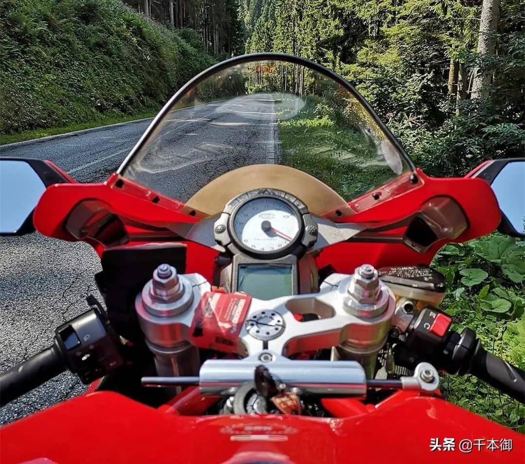 虽然999少了杜卡迪传统的单摇臂,可还是不减它的魅力.