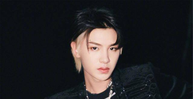 原创原创明天见是黄明昊驾豪车约两位美女外出游玩不受风波影响