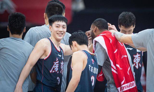 首先说曾繁日,在七个赛季效力广东男篮期间,他最出色的赛季是在2021