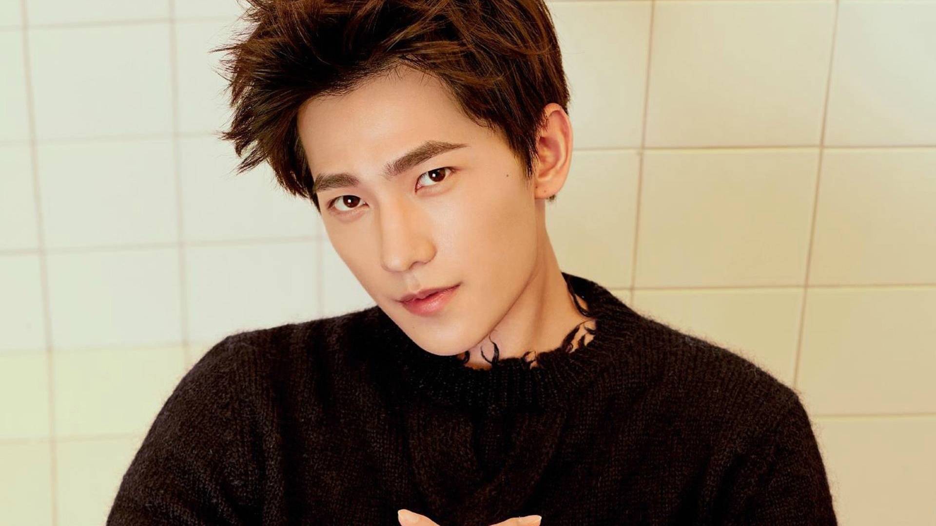 原创杨洋拄拐现身医院惊动网友敬业演员背后的辛酸谁人知