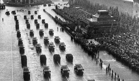 阅兵定于上午9时55分开始,原本斯大林是想让德高望重的布琼尼元帅来