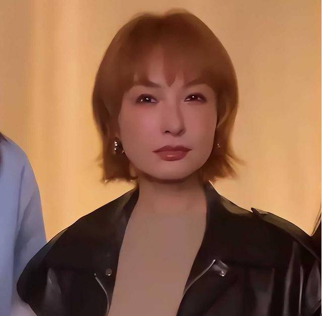 金色短发配皮衣,脸却肿成"三角眼"_宇信_变化_造型