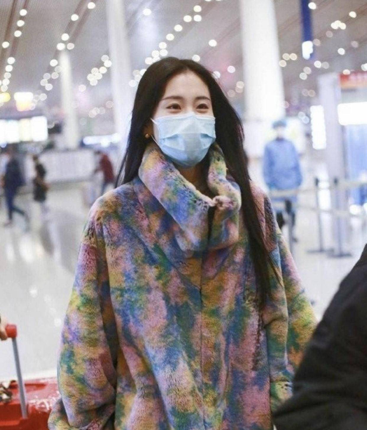 辣妈张碧晨瘦成竹竿穿扎染外套上身空荡紧身裤也松垮