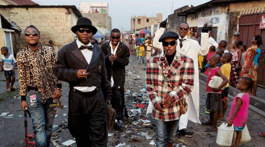 刚果金一个虚荣的国家人们在街上穿得像土豪家住茅草棚里