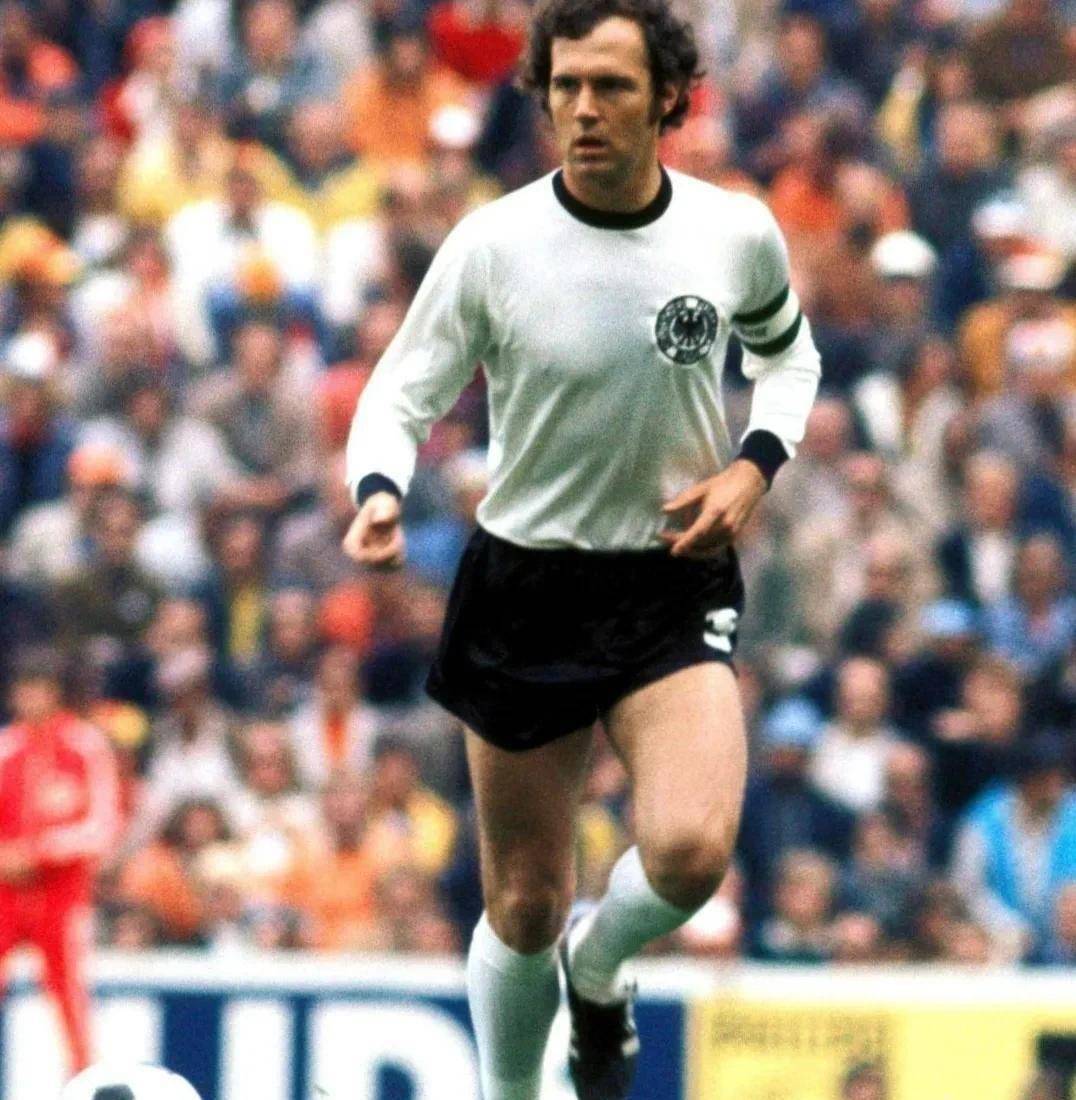 被世人称为"足球皇帝",开创了"自由人"战术打法,对世界足球的贡献也是