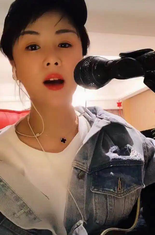 原创花姐狂浪从街头卖唱到粉丝千万只用了2首歌就做到了名利双收