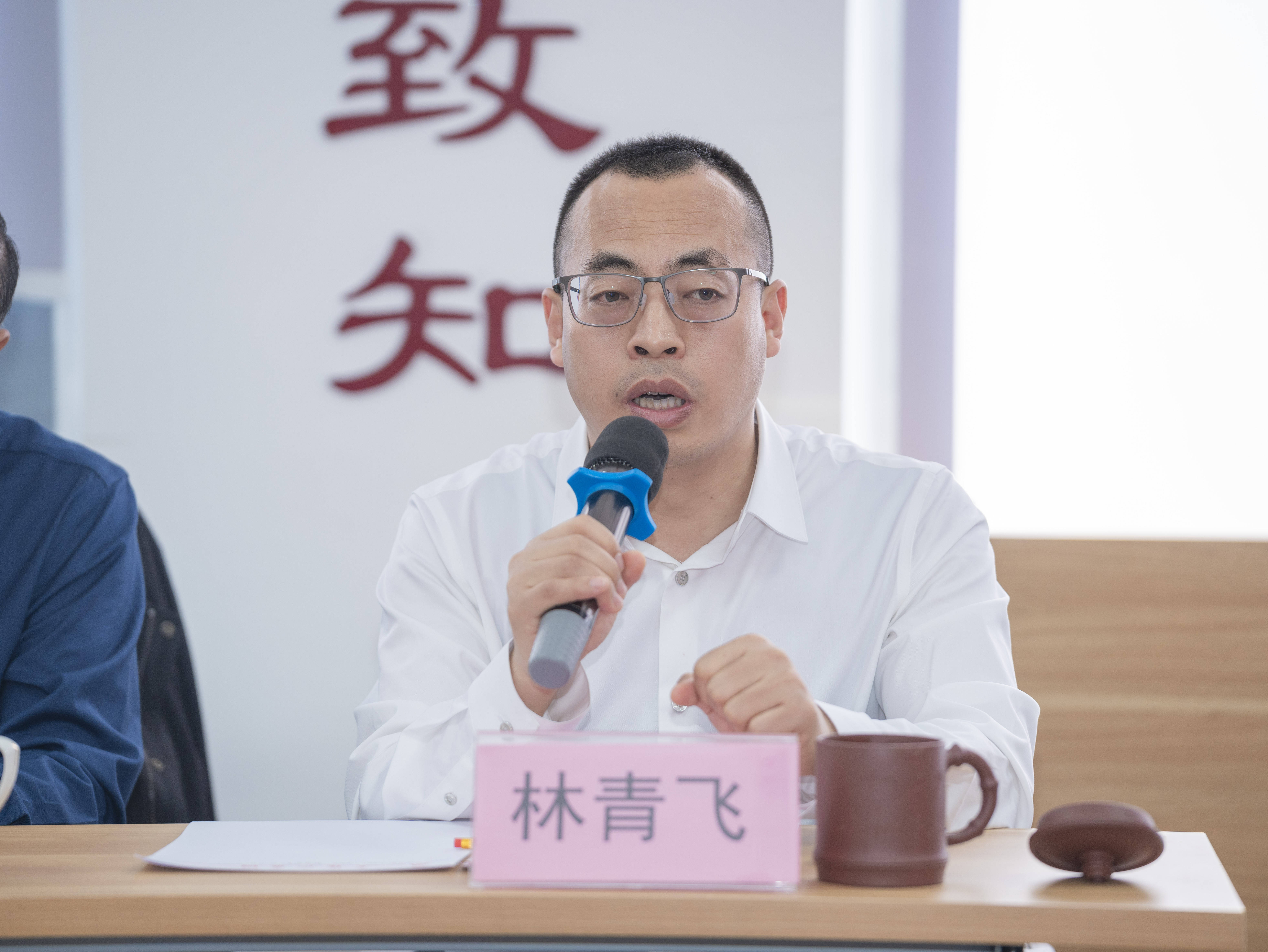 有:中国商业联合会特邀副会长,中国商业联合会易货贸易分会会长李兴远