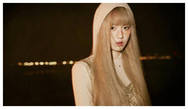 原创宋轶逛重庆洪崖洞唐装陈都灵金发周也王诗龄合照