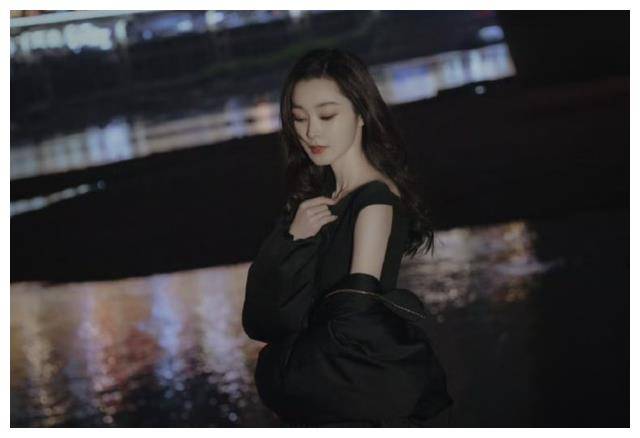 原创宋轶逛洪崖洞陈都灵唐装美翻王诗龄同学同框