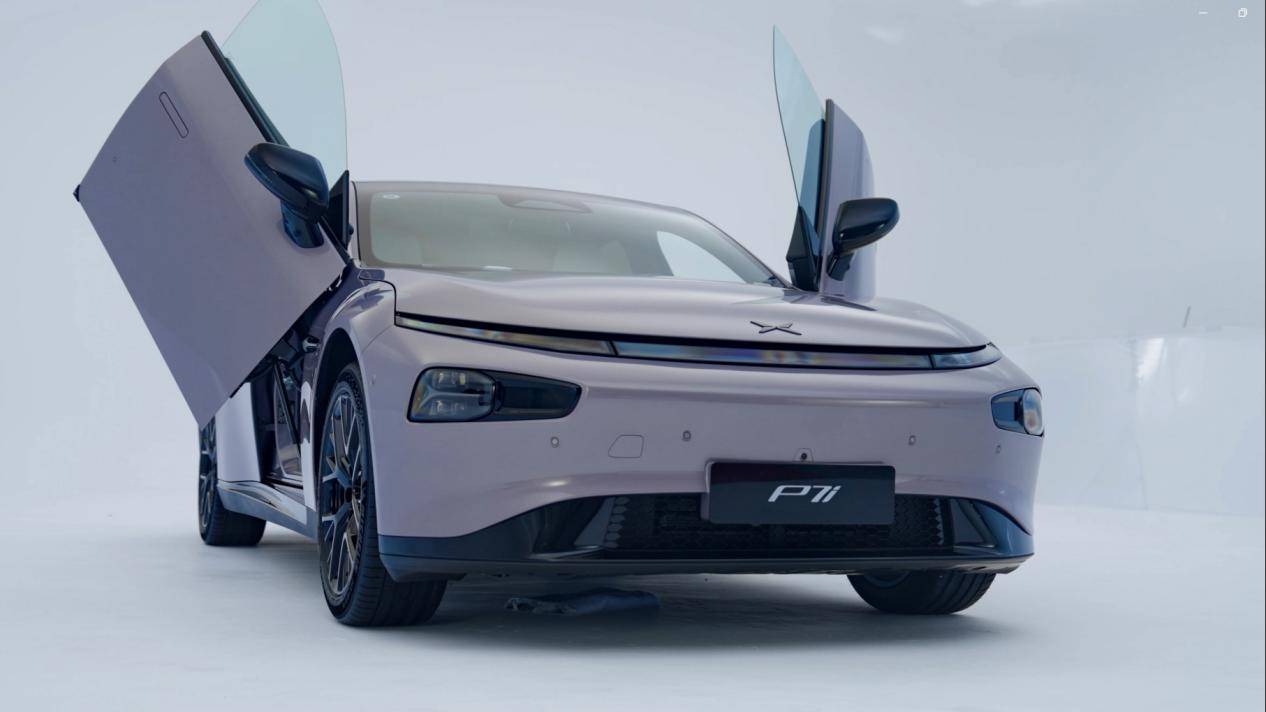 实拍小鹏 p7i 鹏翼版:剪刀门和赛道级性能,一得就能得到