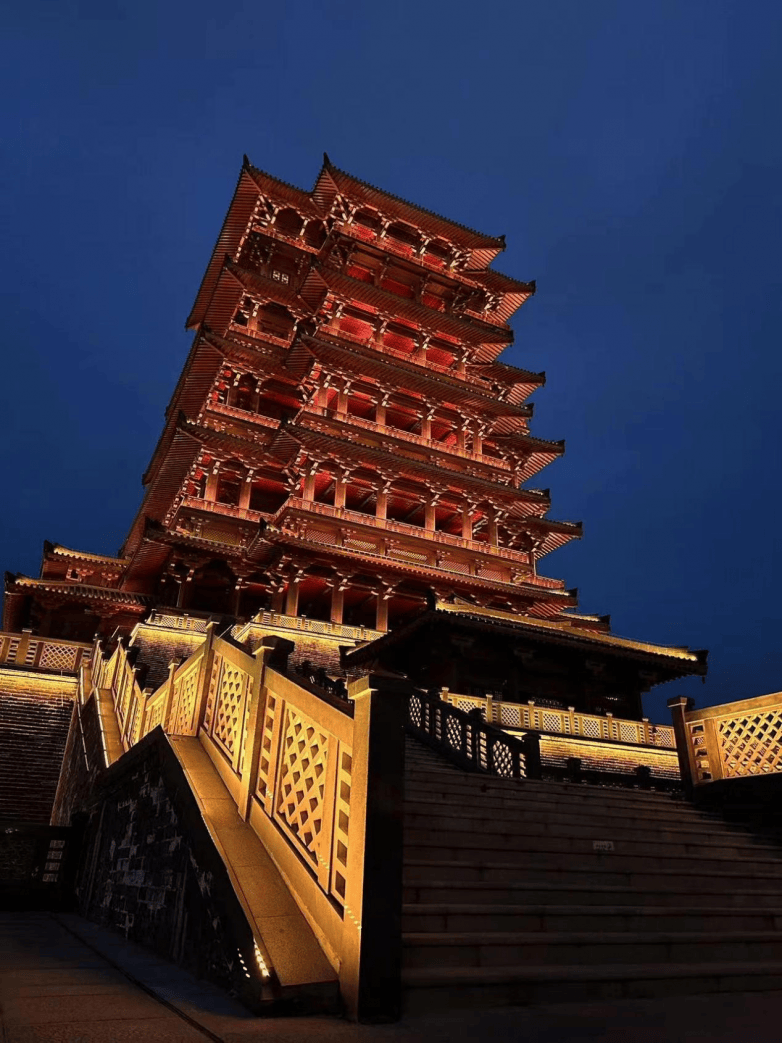 随后抵达汉台石门栈道风景区,在天汉文化公园里登汉楼,观夜景,赏非遗.