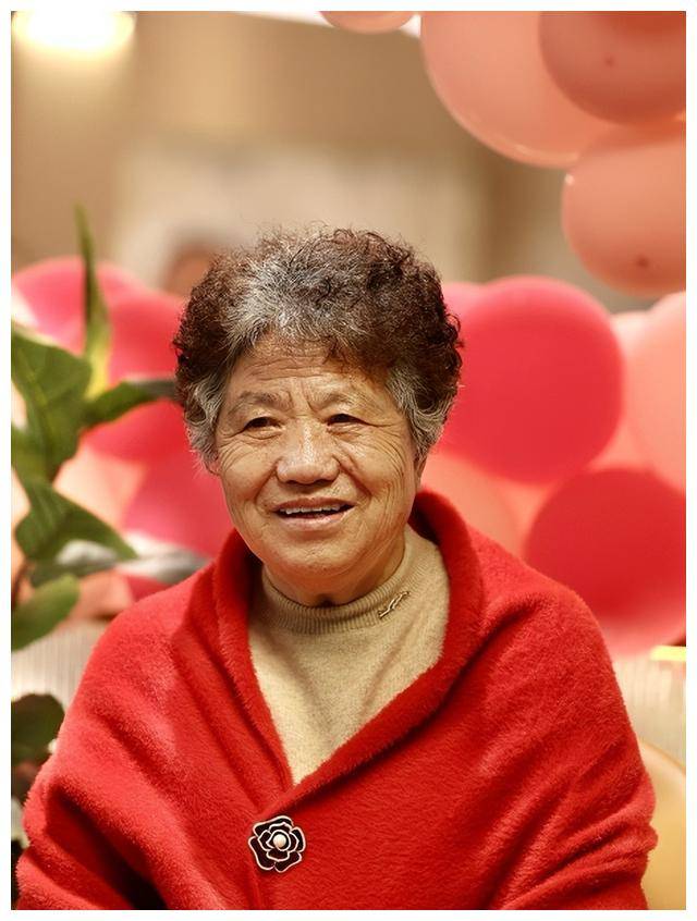 郭晓东设宴庆祝母亲76岁大寿,老婆程莉莎未能参加,令人感动.