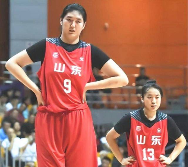父亲身高2米13,母亲则是前中国女篮队员,山东女篮中锋于瑛,身高达1米
