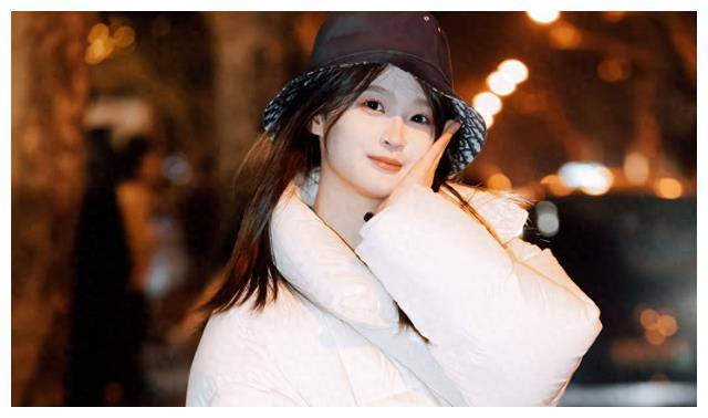 王思聪陪女伴购物耳语亲密正牌女友独自游泰国