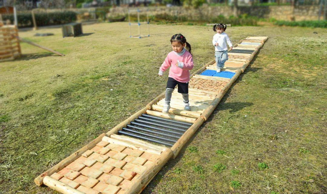 孩子们赤着小脚丫踩在上面,既能更清晰地认识到不同事物的差别,也能