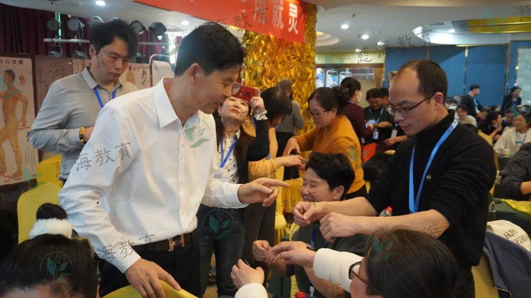 课堂上,靳庆东老师特别提到了不同经络的开关穴位,并对特别难掌握的间