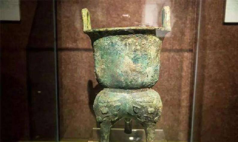 但1984年和1999年相继有类似的文物出土,随着这些装着人头的青铜甗重