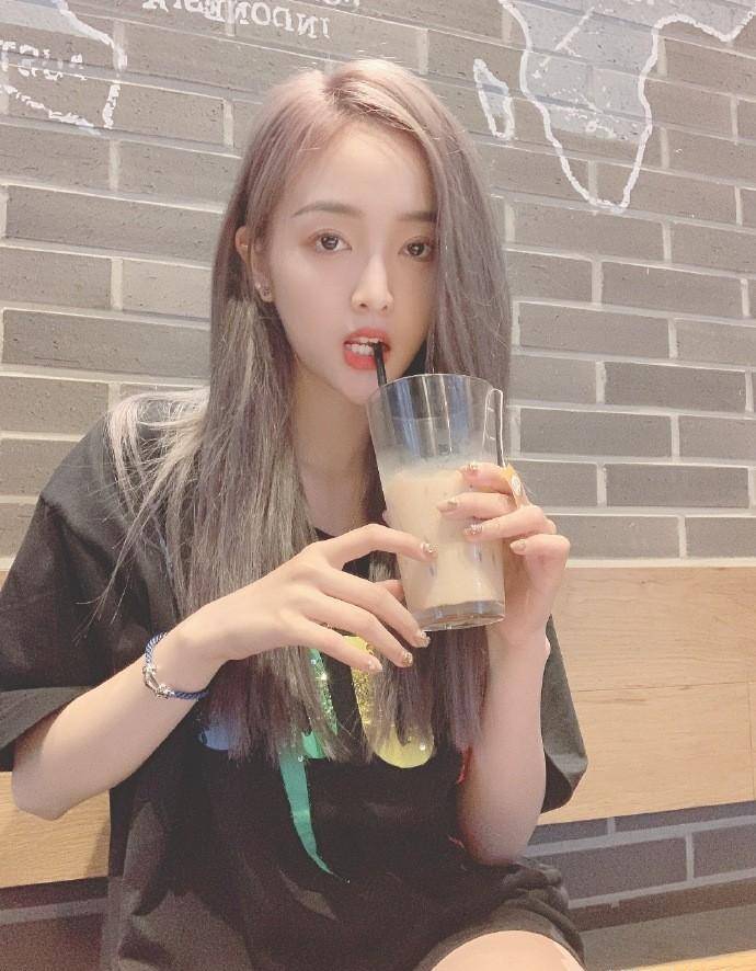 原创吴宣仪罕见紧身牛仔裤写真可爱与时尚于一身这样的女子把心暖化了