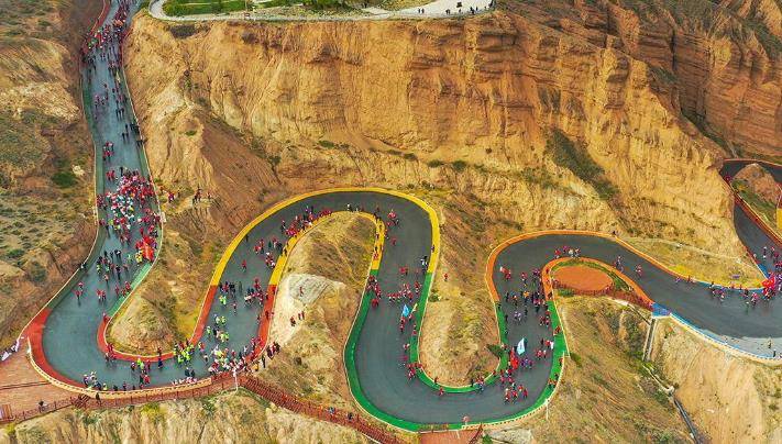 晟景公司组织的这次黄河石林山地马拉松比赛一共分三部分,5公里乡村