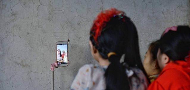 原创重庆妈妈连生3个盆栽娃娃拼命生下四胎后丈夫摔成脑震荡