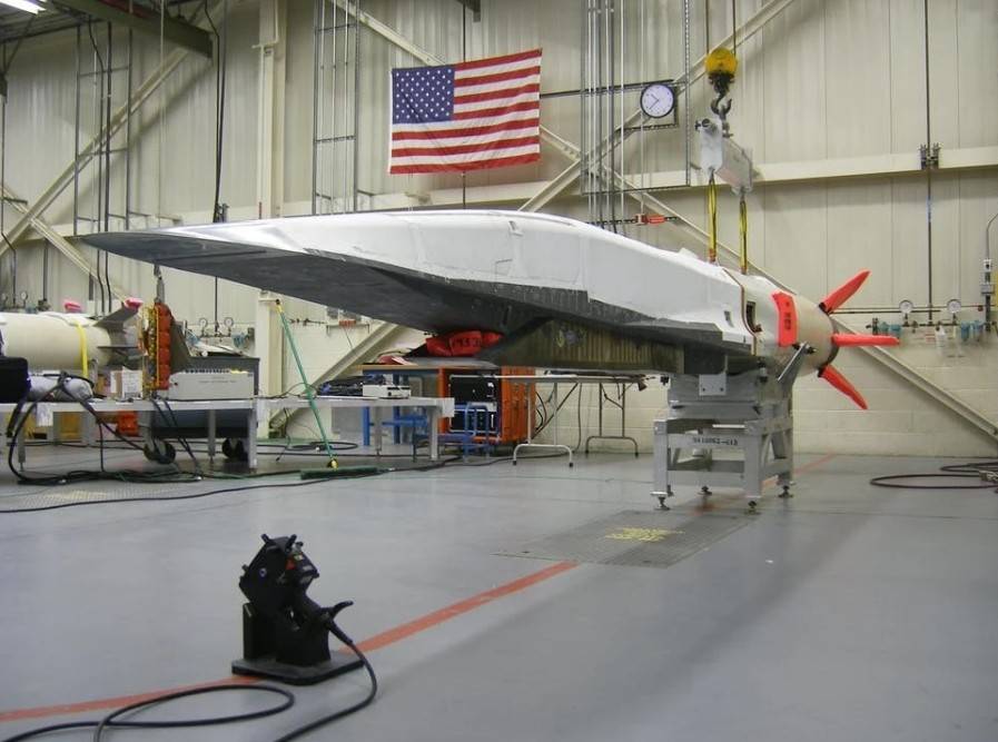 弹体下方带有进气口的吸气式高超音速武器至于说放弃agm-183a项目后