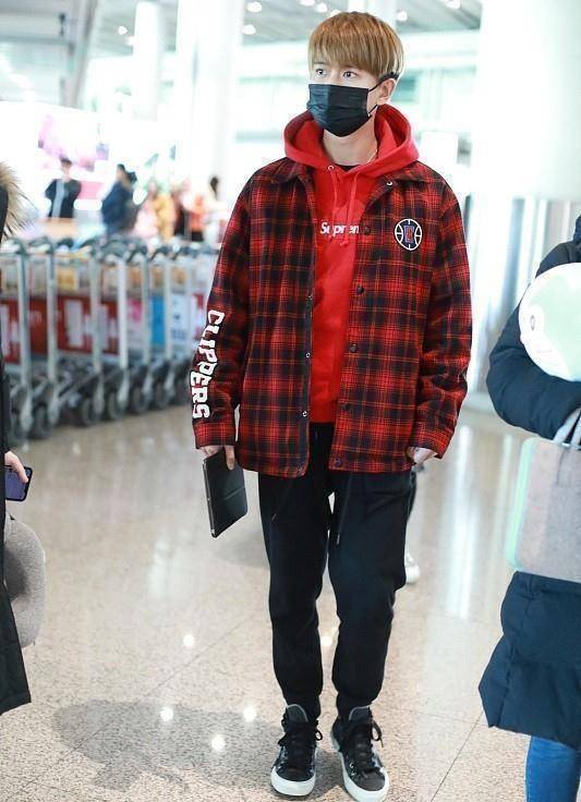 原创原创帅气奶爸任嘉伦戴眼镜显儒雅反穿毛衣挺有型魅力尽显