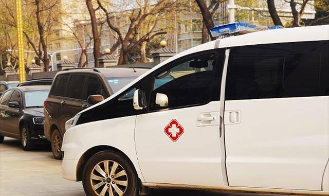 原创黑救护车的生意经人死在半路钱要翻倍敢举报就拉去殡仪馆烧了