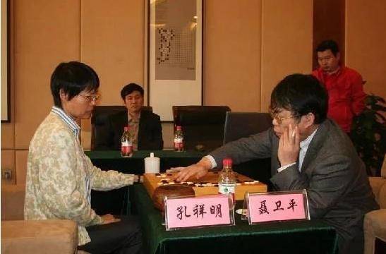 世纪80 年代在棋坛聂卫平,孔祥明战胜了日本所有无敌棋手,为中国围棋