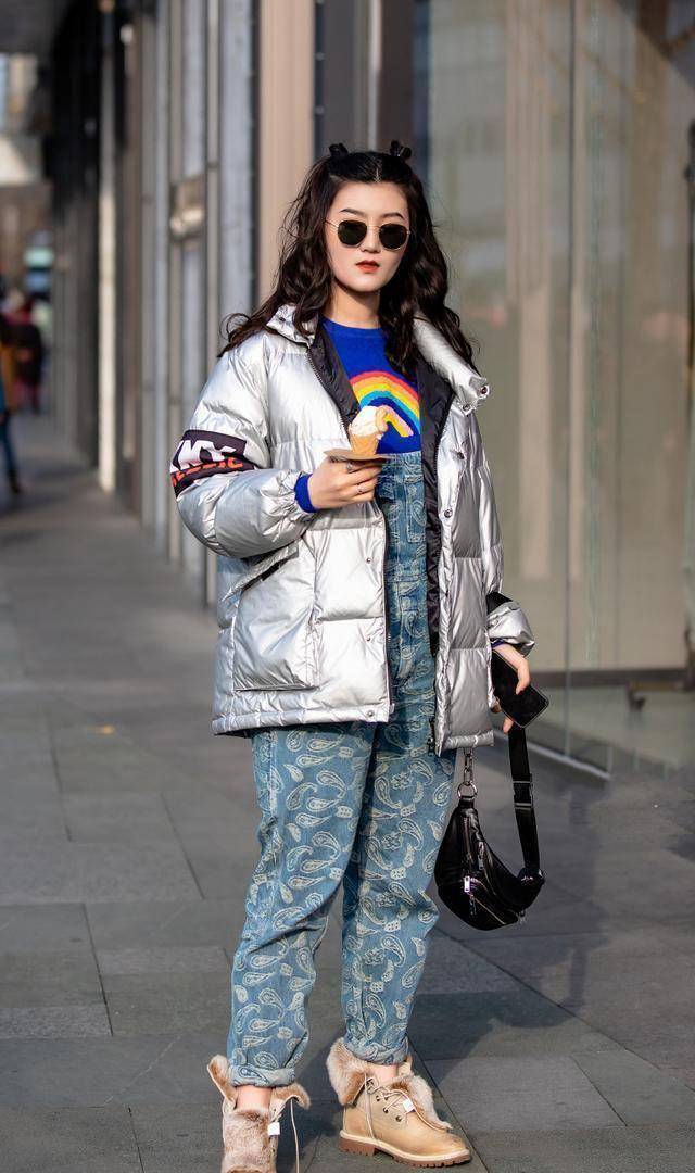 如果这个季节还执迷于毛衣短裙的话,搭配长款的镭射羽绒服也是可以的