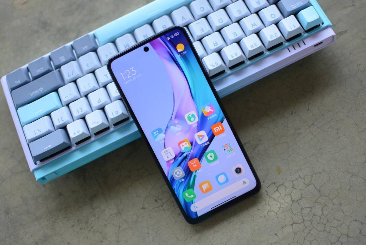 红米note 12t pro采用了一块lcd旗舰直屏,这对于仍偏爱lcd屏幕的用户