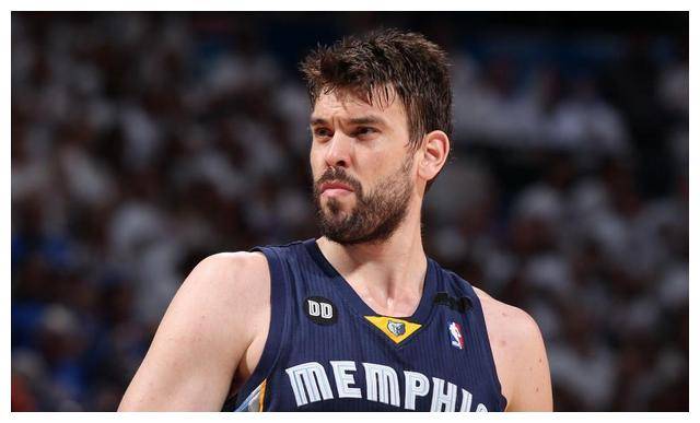 接下来,我们看看这支联队的中锋马克·加索尔.他的生涯数据为14.