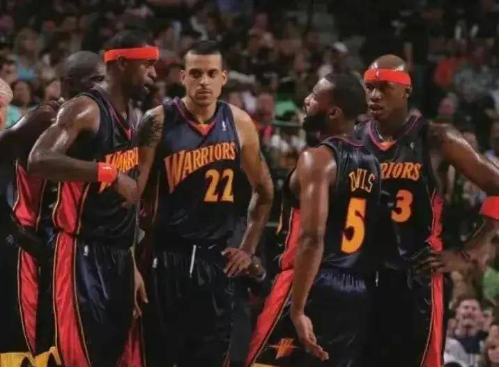 队徽中的放射性线条来自于勇士队曾经的主场甲骨文球馆的设计.