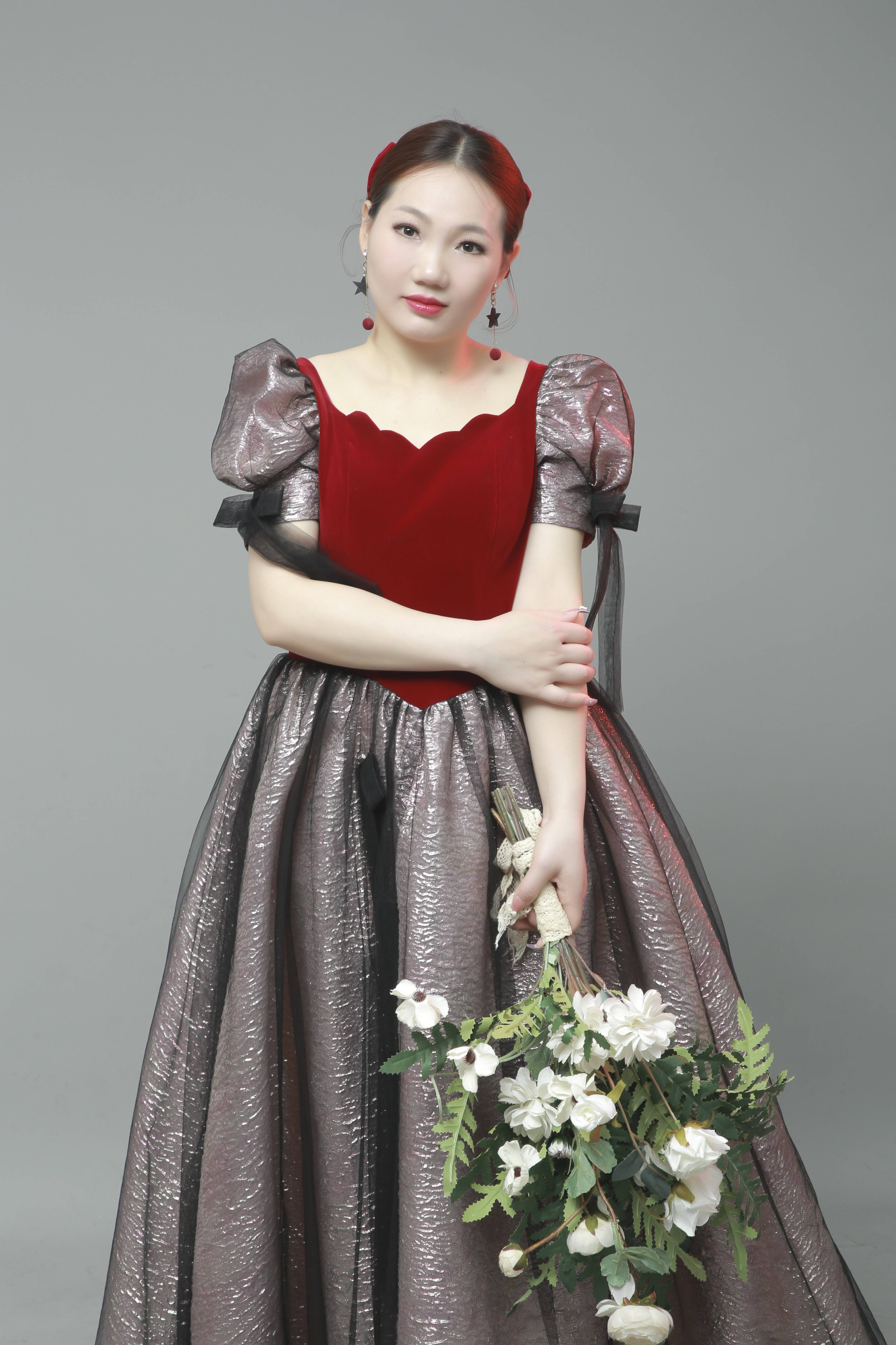 探索时尚之美彭雨琴闪耀女性魅力的未来之星