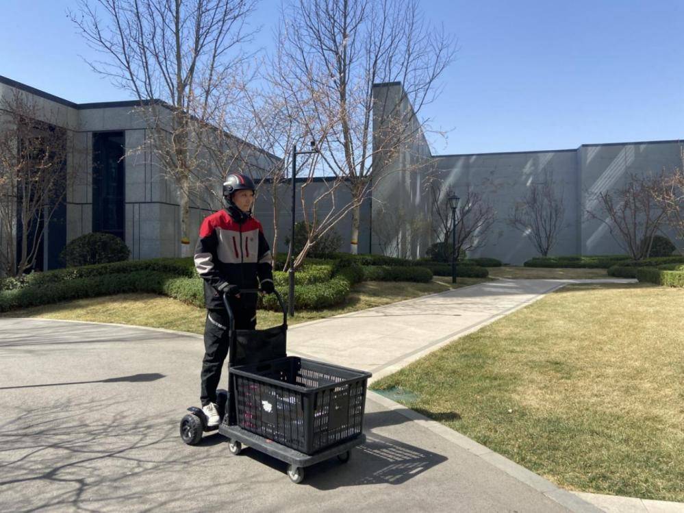 顺丰在庄里试点电动平板车 助力末端收派"最后一公里"_小哥_居民小区