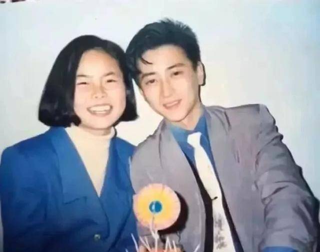 原创妈你要是被迫嫁给我爸的你就眨眨眼看完爸妈结婚照笑喷