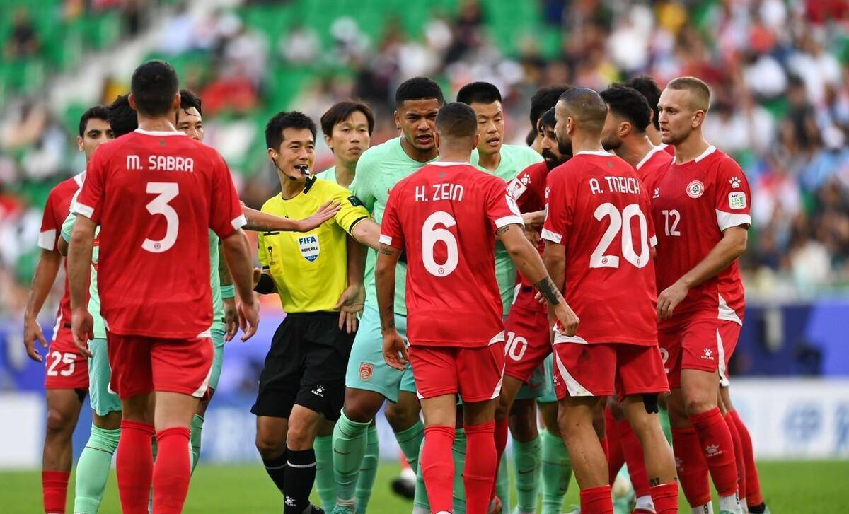 高温炙烤下的世预赛挑战:我们男足在新加坡迎战重重困难