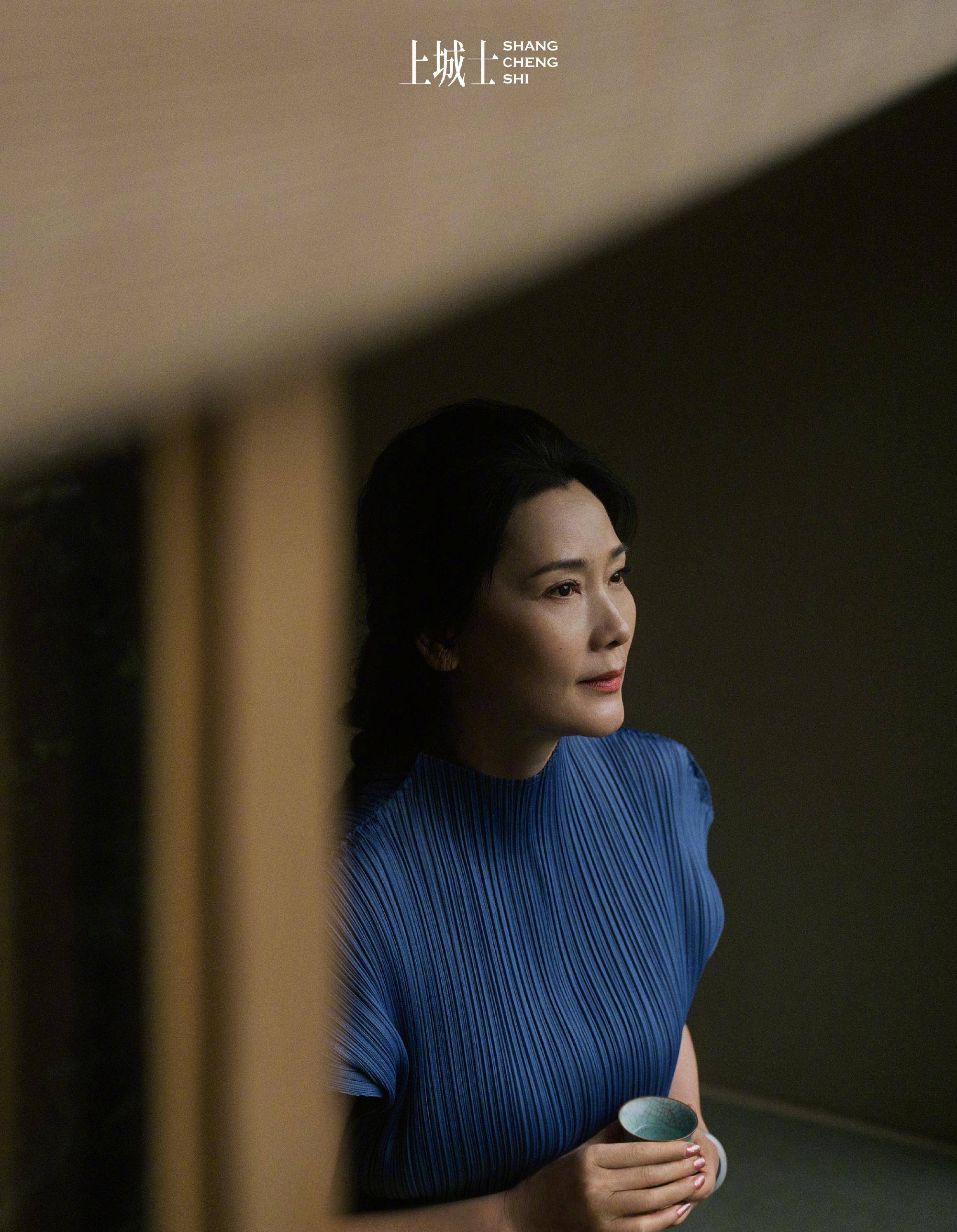 论何赛飞的的女王行为!何赛飞拿着权杖追着打代拍,并怒斥代拍