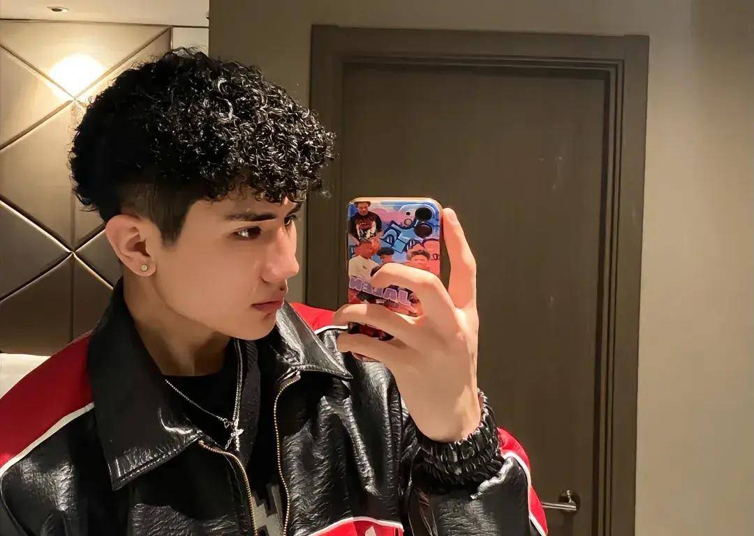 对球队的管理标准也不一样,去年张天意事情说不允许乱搞男女联系,最近