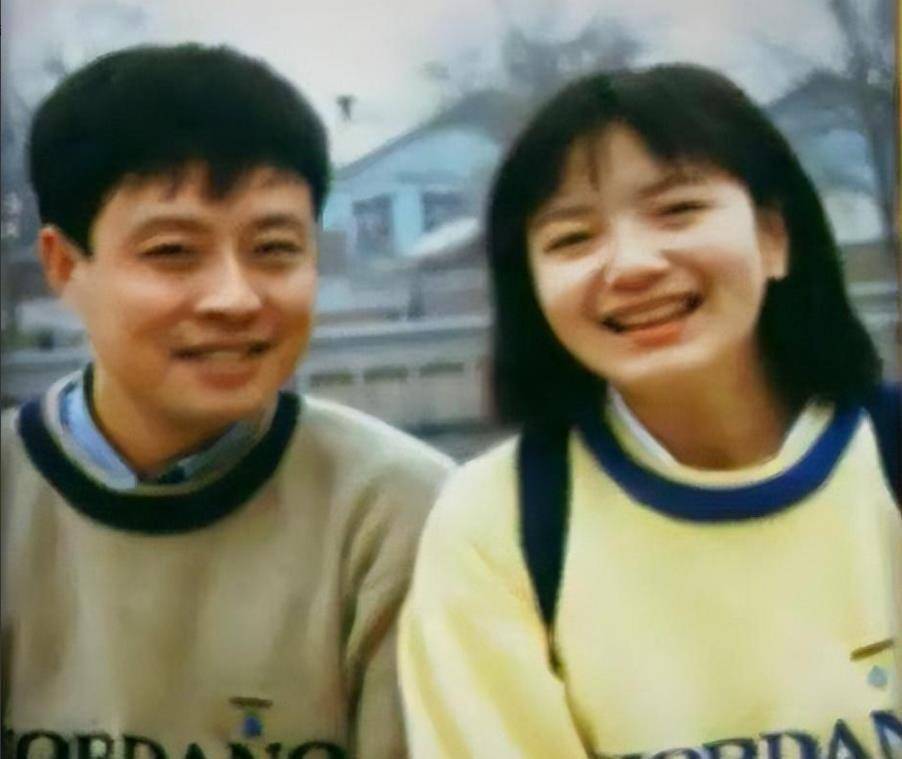 原创原创气象先生宋英杰娶小12岁学妹49岁当父亲今一家四口其乐融融