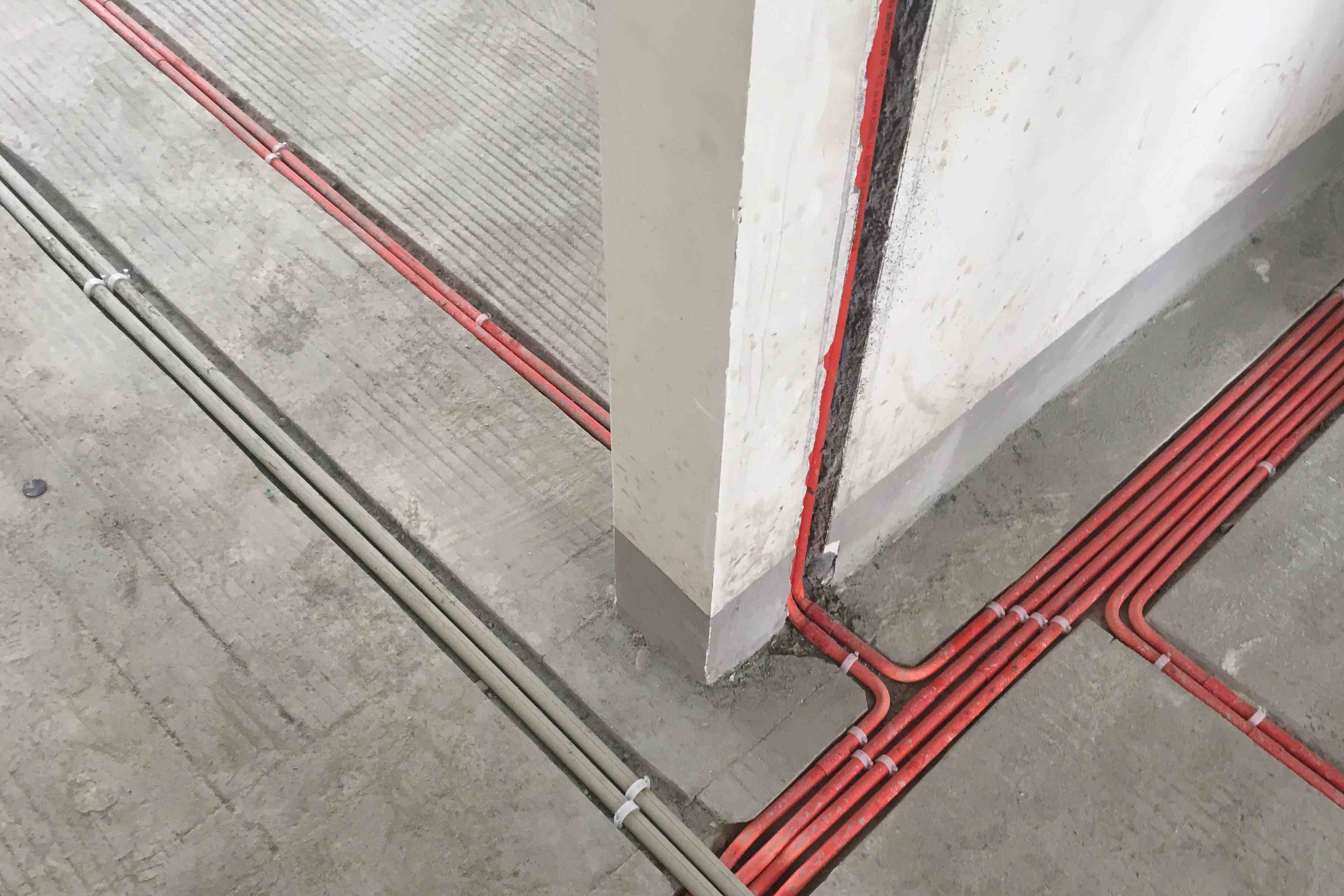 水电装修万万不要在地面开槽了,如今都流行这样装,懊悔没早知道