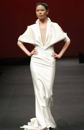 原创"最丑超模"吕燕一家游长城,混血儿子颜值高,39岁家庭事业双丰收惹