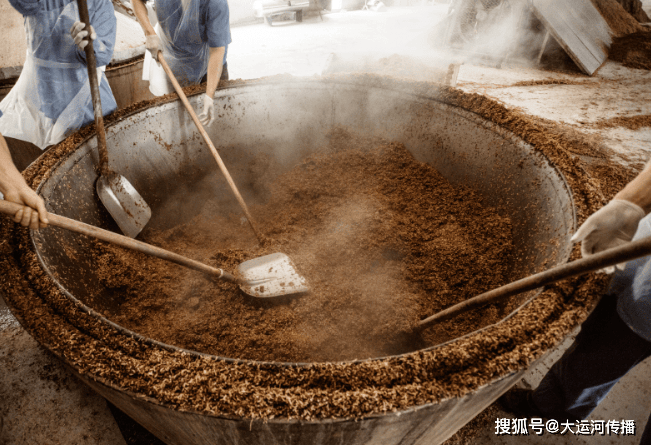 十里泉酒厂酿酒工艺技术负责人周玉伟工程师,在传统老五甄工艺的基础