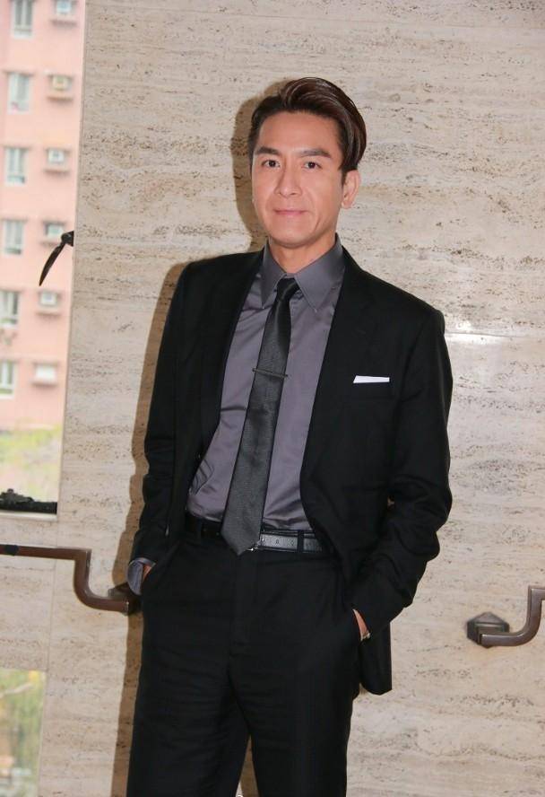 tvb女星陈滢开胸吊带裙配搭黑丝袜出席活动,性感迷人有青春气息_马国