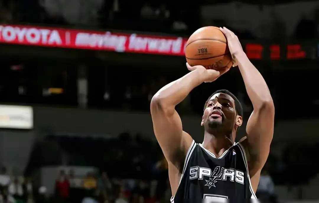 篮球场上的"大混子"霍里,手握7枚总冠军戒指比乔丹还多一个_霍利