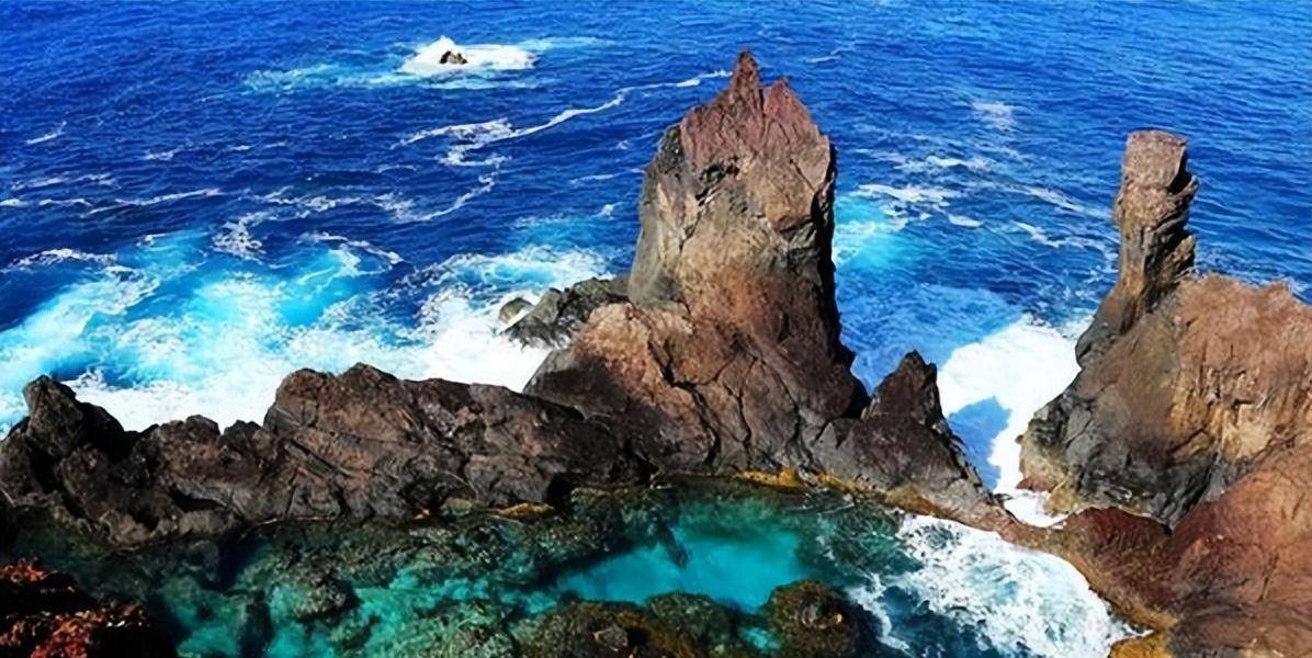 岛土著的帮助下,克里斯蒂安发现了一个绝妙的藏身地——皮特凯恩岛