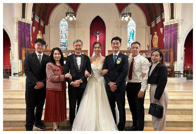 陈荣峻吴香伦飞赴外国参加女儿婚礼正装开心挽女儿入场