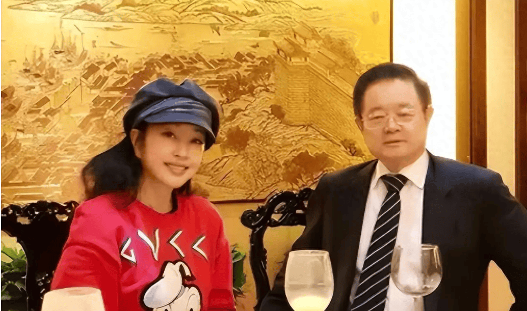 刘晓庆和82岁与丈夫豪宅盛宴,她如少女般婀娜,他似爷爷般苍老